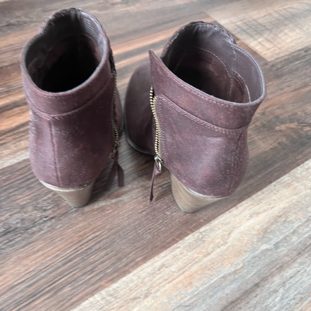 Womens 9.5 - Picture 2 of 3